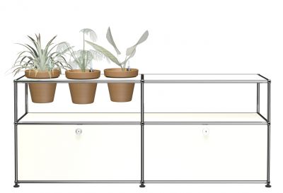 Pflanzenwelten Sideboard: USM Haller Reinweiss Konfiguration mit Pflanzen in Töpfen auf dem Möbel.